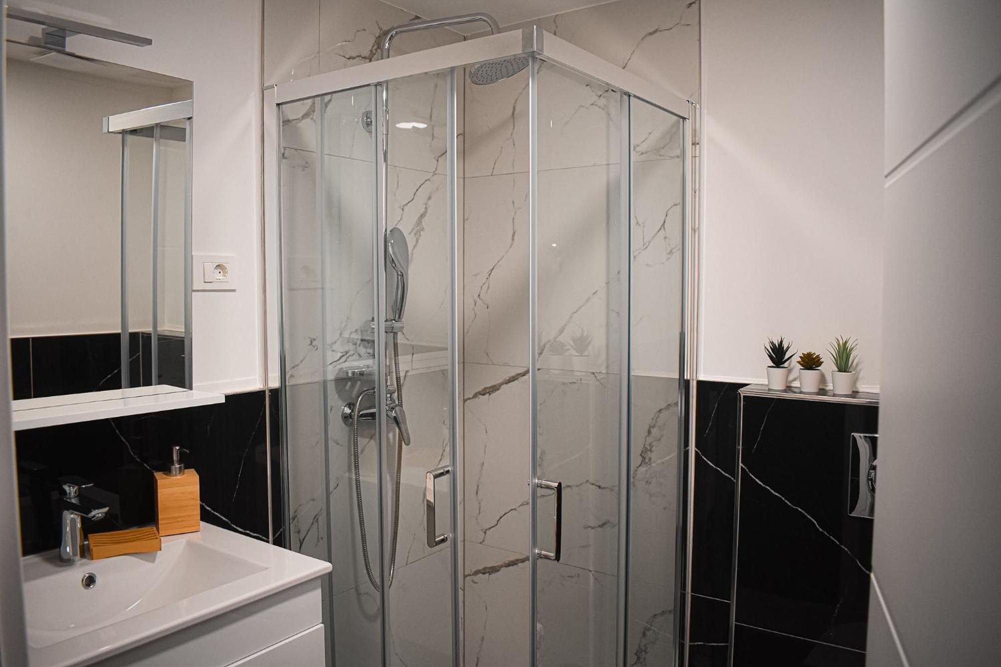 Apartments Jelovic Синь Экстерьер фото
